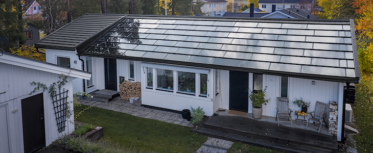 Solcellsplattor oftast bättre för klimatet än vanliga tak- och fasadmaterial